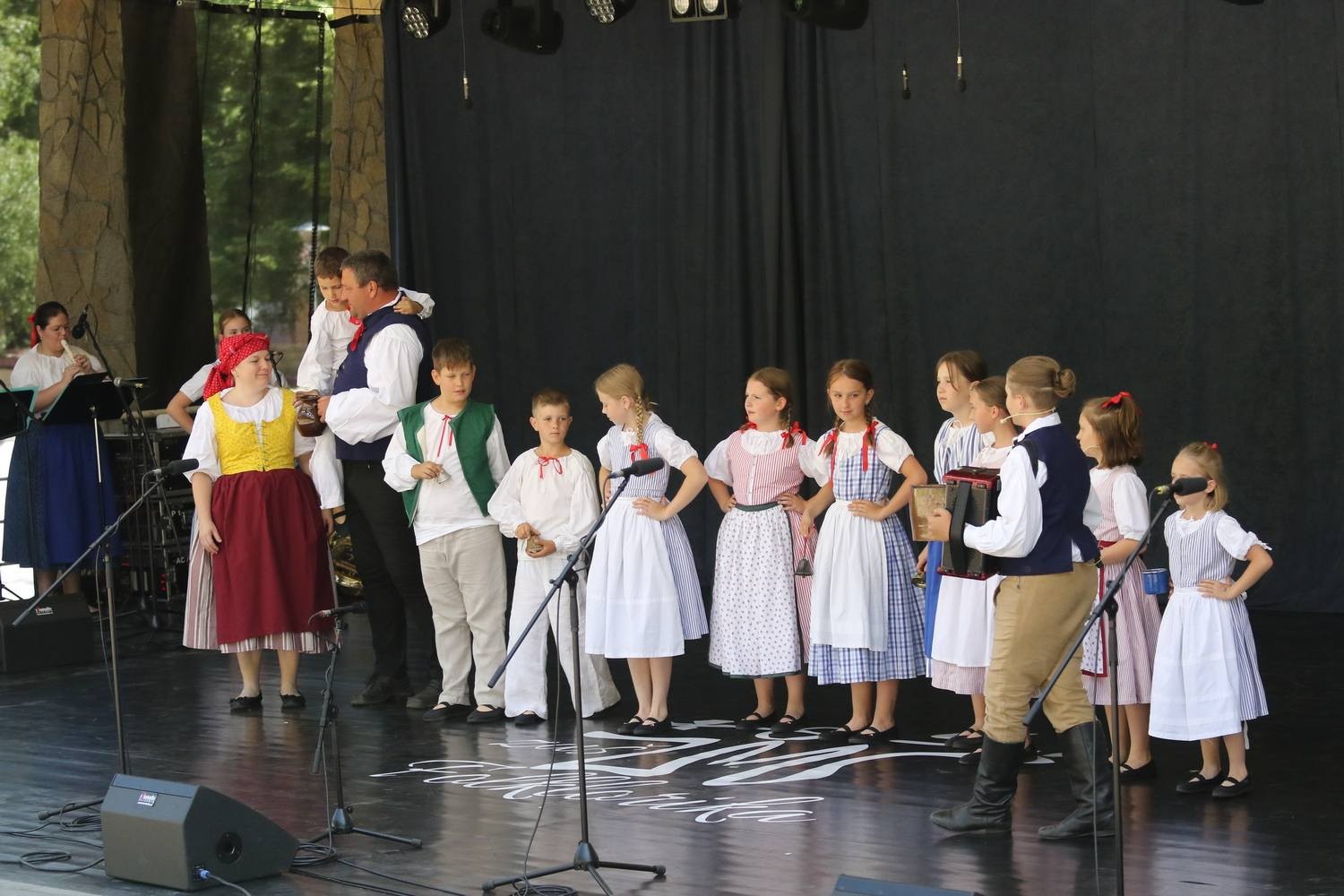 Zpívání přes humna aneb folklórní festiválek