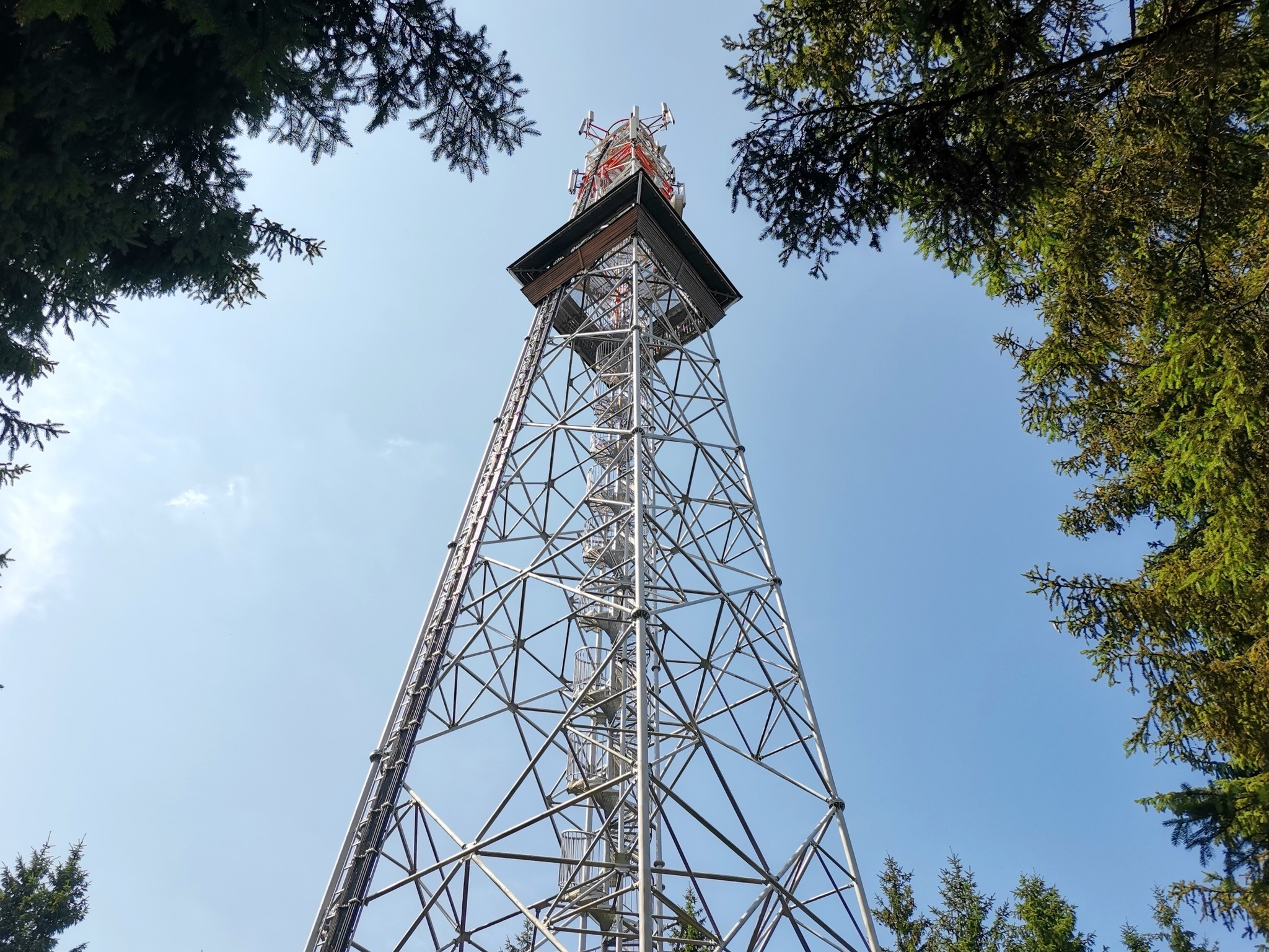 Svrateckou hornatinou k rozhledně Horní les