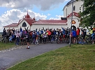 Růžový peloton pro paliativní péči dorazil do Žďáru. Přivítalo ho Setkání u Barborky