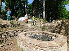 Hrad Pyšolec odhaluje tajemství: Funkční centrální vytápění a práce na záchraně monumentu pokračují