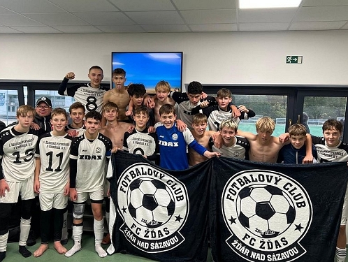 Stříbrná tečka za úspěšnou sezonou. Starší žáci U15 zářili na mezinárodním turnaji v Holicích